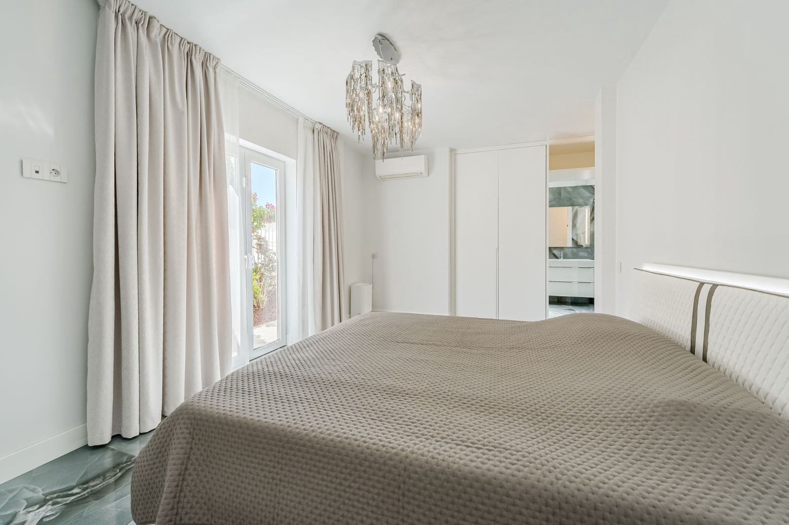 4 sypialnia Willa na sprzedaż w Costa Adeje z basenem garażem - 2 350 000 € (Ref: 9378685)