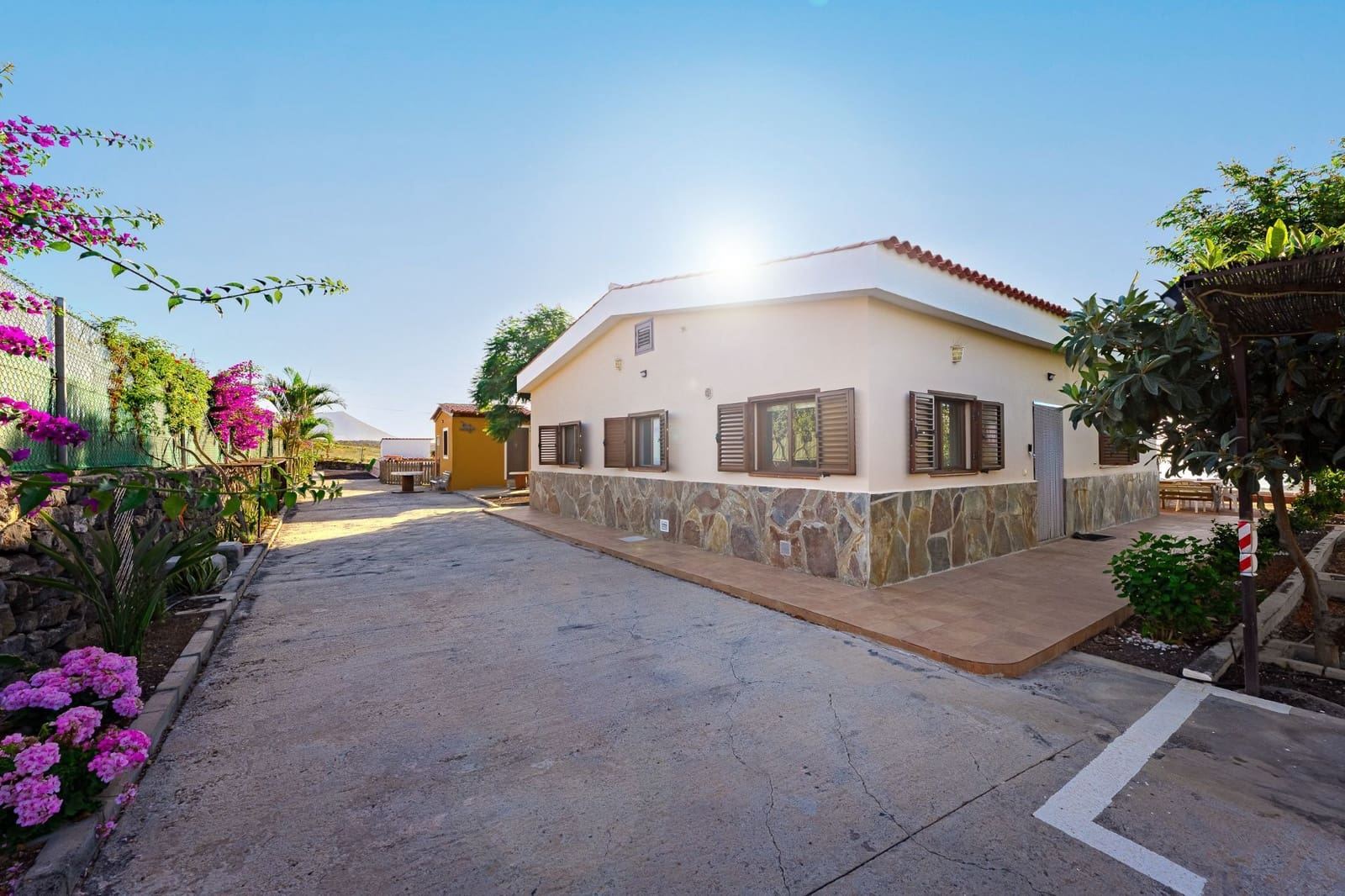 3 bedroom Villa for sale in San Miguel de Abona with pool garage - € 740,000 (Ref: 9800340)