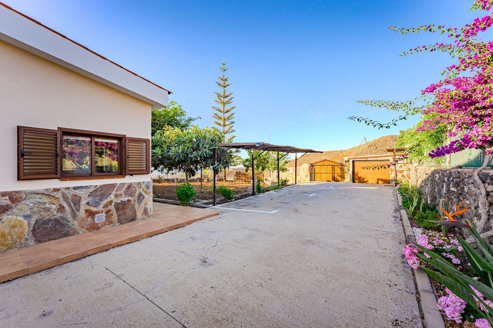 3 bedroom Villa for sale in San Miguel de Abona with pool garage - € 740,000 (Ref: 9800340)