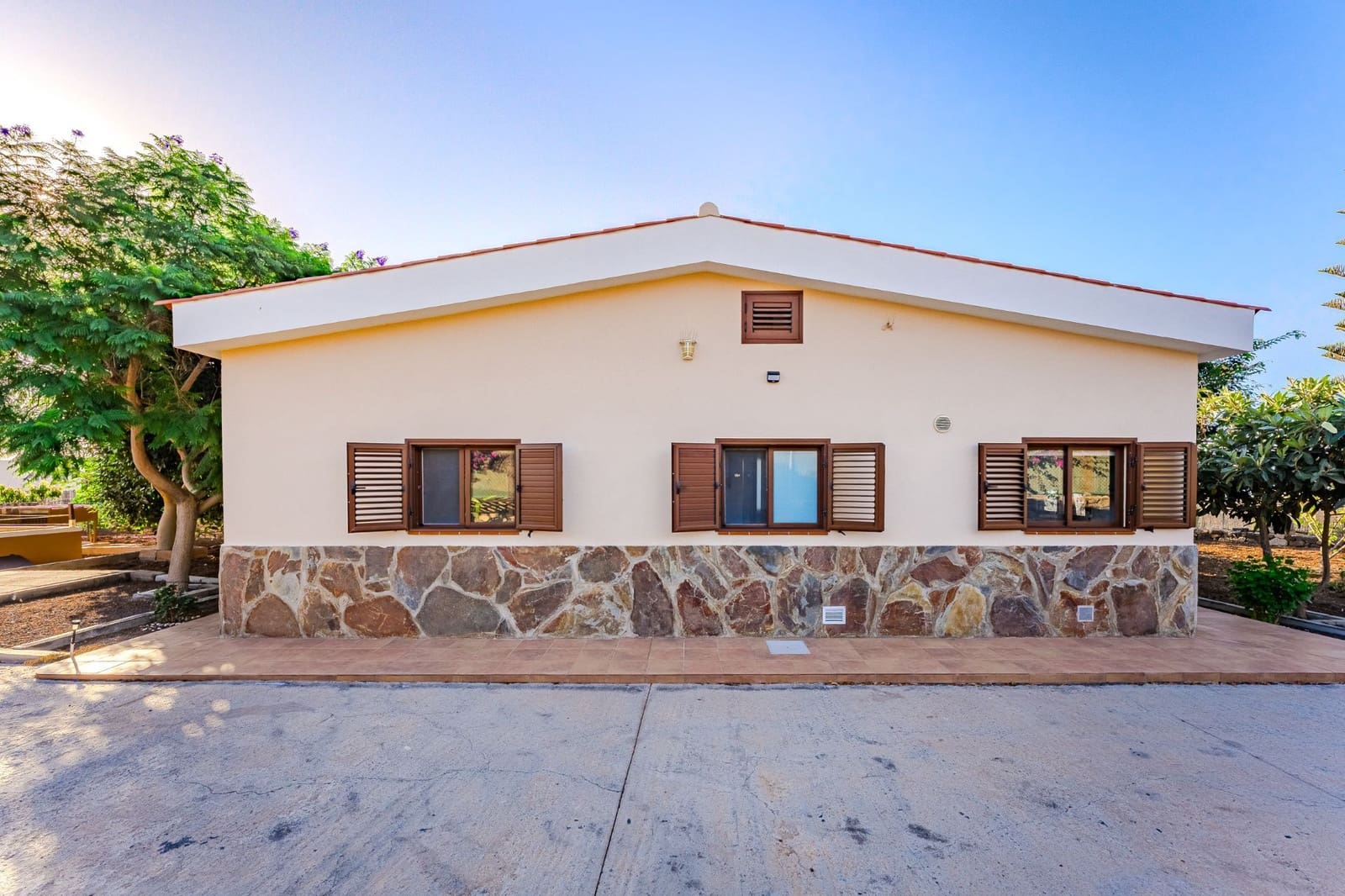 3 bedroom Villa for sale in San Miguel de Abona with pool garage - € 740,000 (Ref: 9800340)