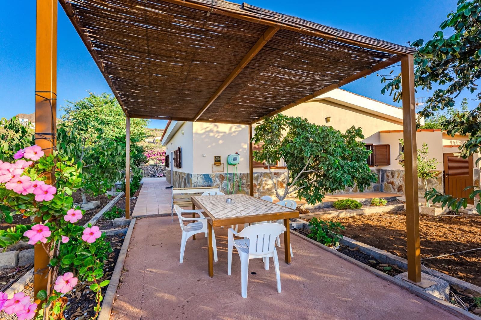 3 bedroom Villa for sale in San Miguel de Abona with pool garage - € 740,000 (Ref: 9800340)