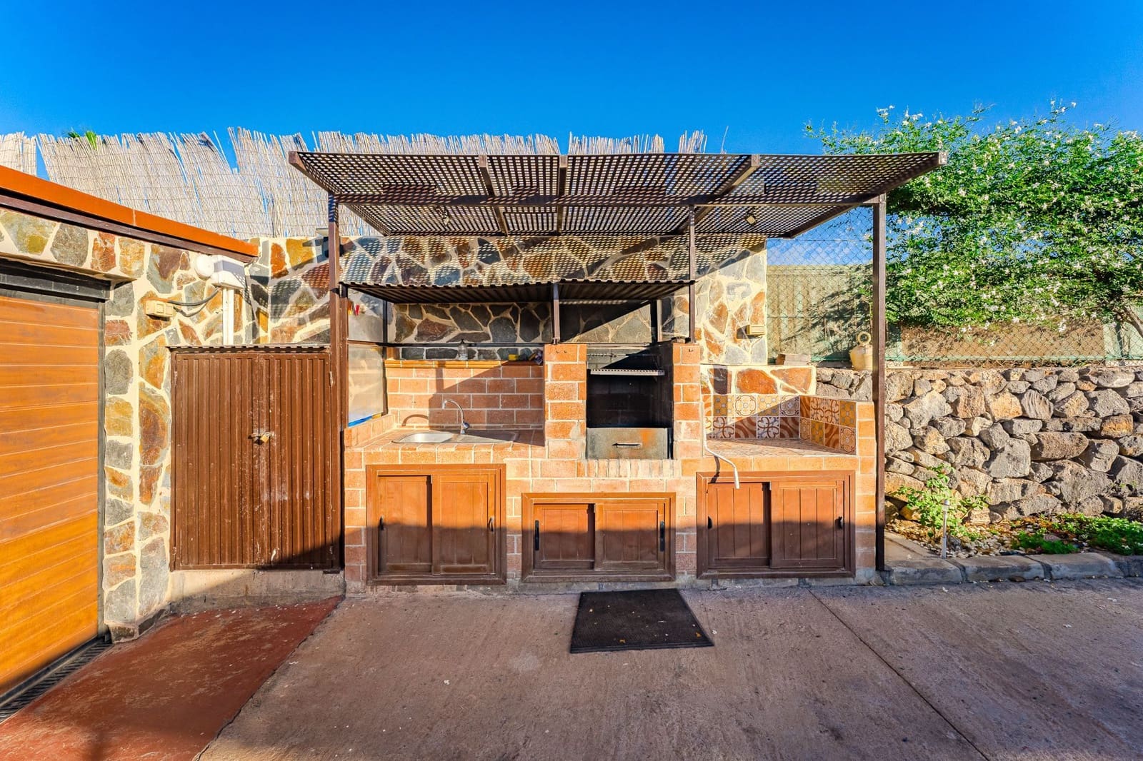 3 bedroom Villa for sale in San Miguel de Abona with pool garage - € 740,000 (Ref: 9800340)