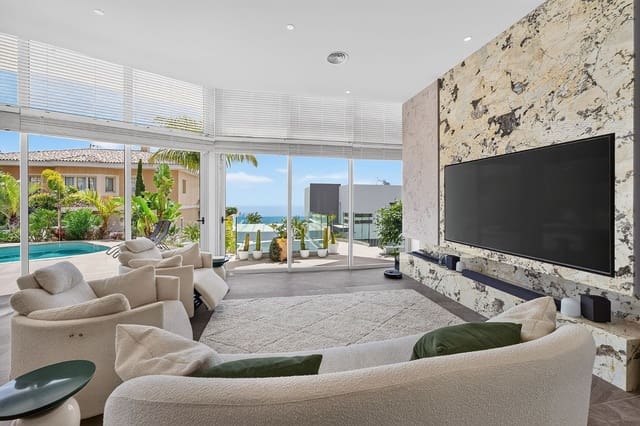 5 bedroom Villa for sale in Costa Adeje, Adeje - € 1,999,000 (Ref: 9946925)