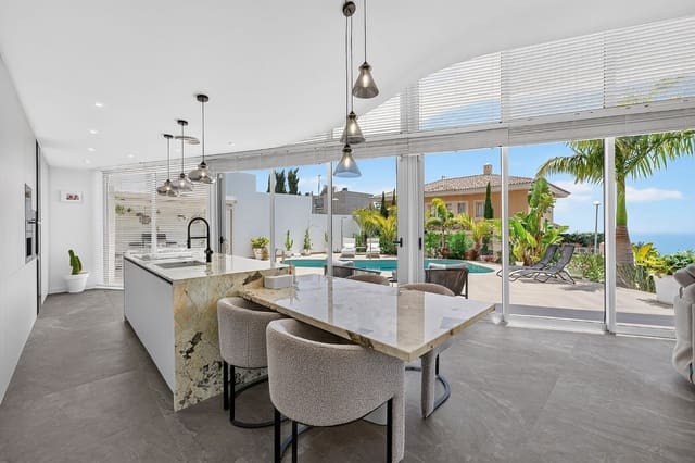 5 bedroom Villa for sale in Costa Adeje, Adeje - € 1,999,000 (Ref: 9946925)