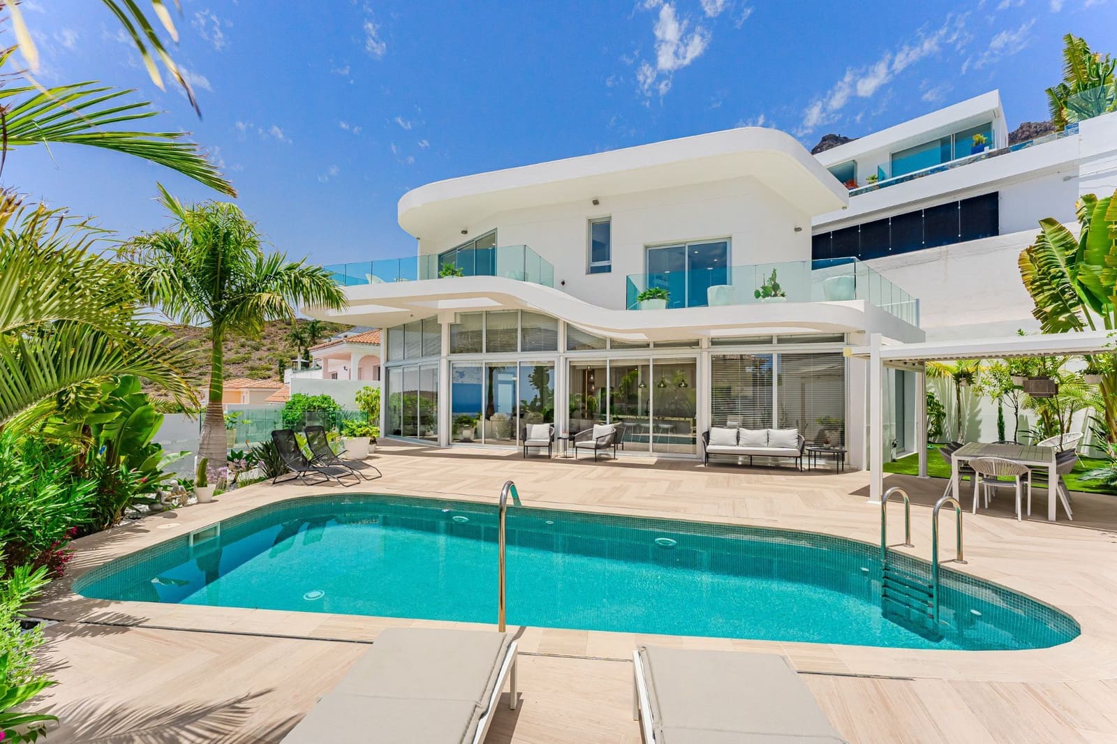 5 bedroom Villa for sale in Costa Adeje - € 1,999,000 (Ref: 9946925)