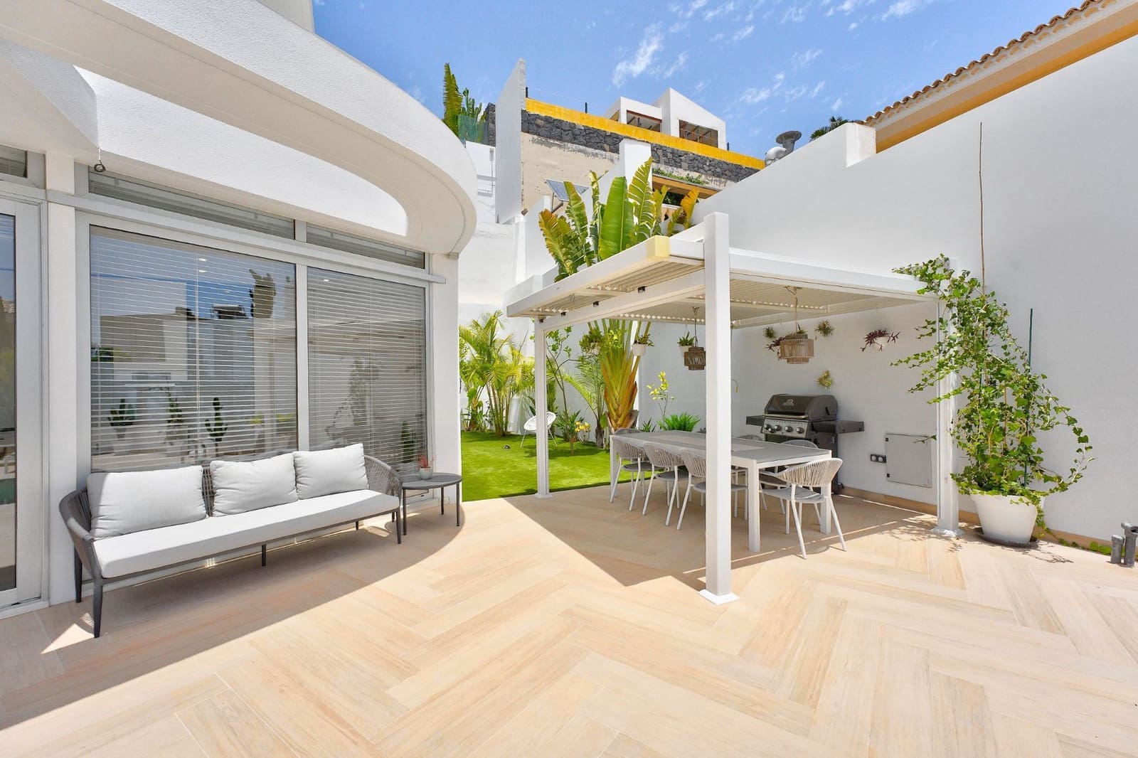 5 bedroom Villa for sale in Costa Adeje - € 1,999,000 (Ref: 9946925)