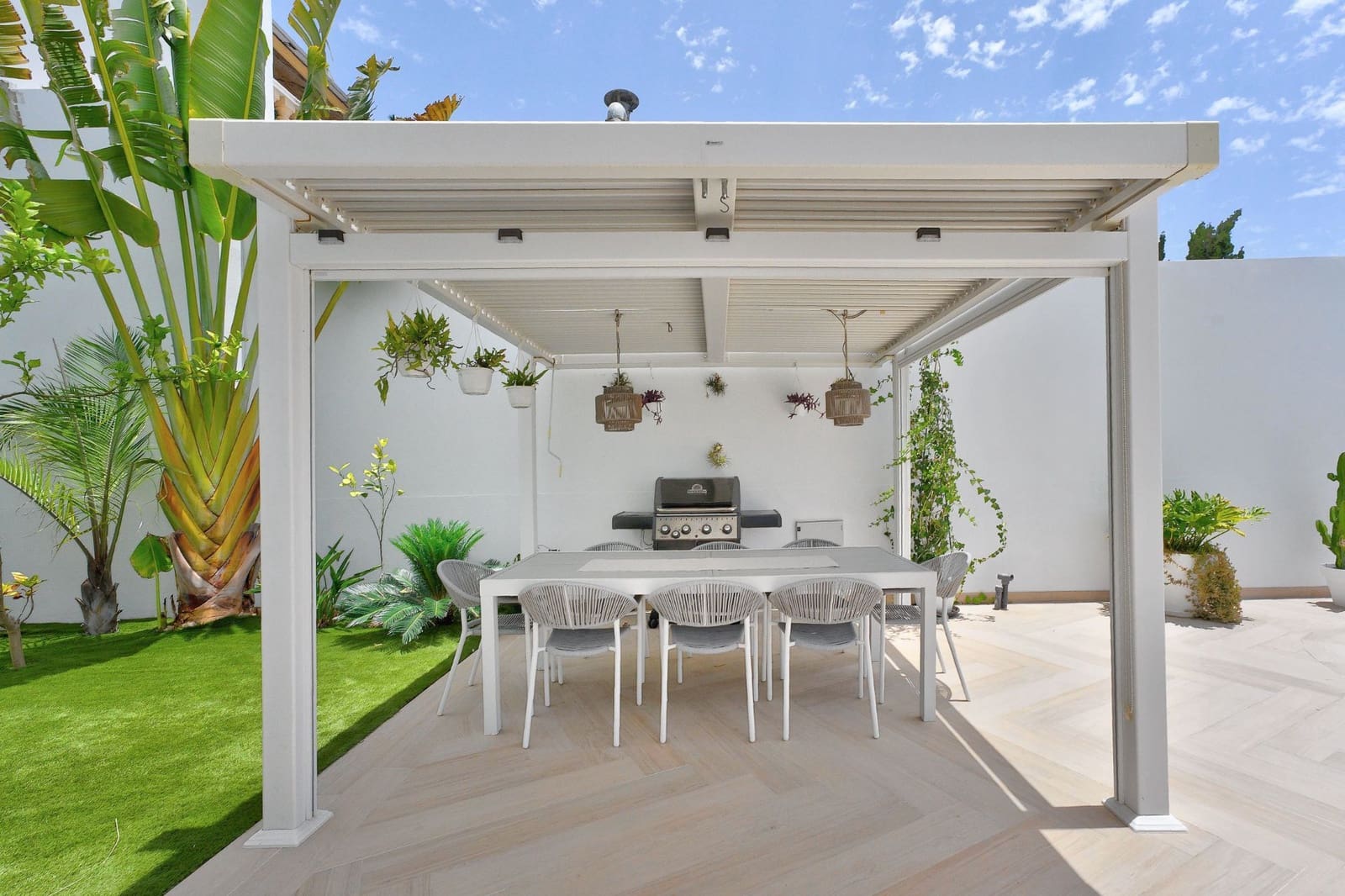 5 bedroom Villa for sale in Costa Adeje - € 1,999,000 (Ref: 9946925)