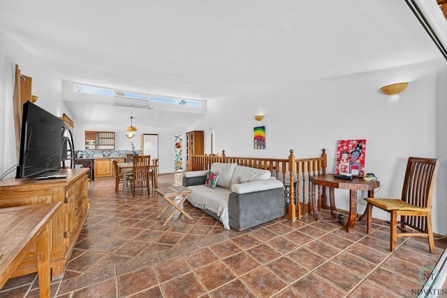 5 soverom Villa til salgs i Arona - € 650 000 (Ref: 9999512)