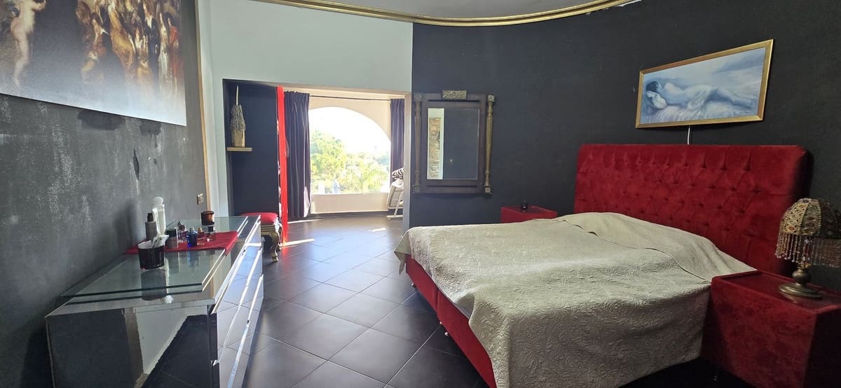 7 bedroom Villa for sale in Mijas Costa with pool garage - € 1,100,000 (Ref: 9617976)