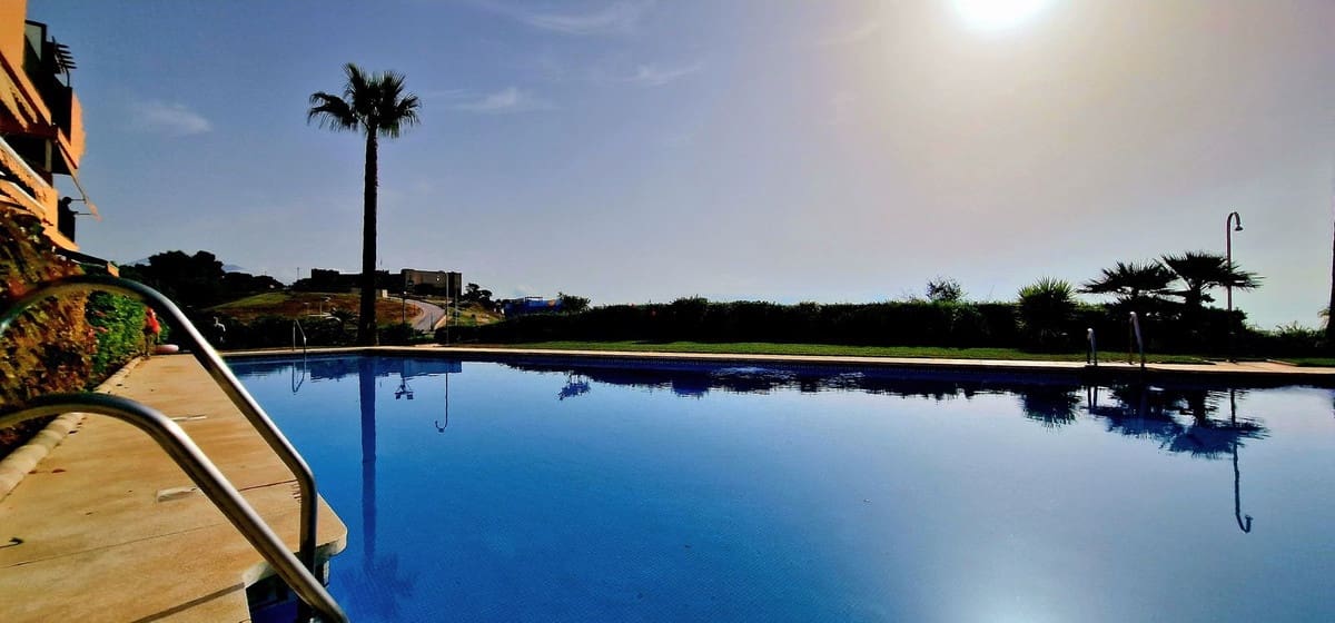 2 bedroom Penthouse for sale in Fuengirola with pool garage - € 419,000 (Ref: 9617981)