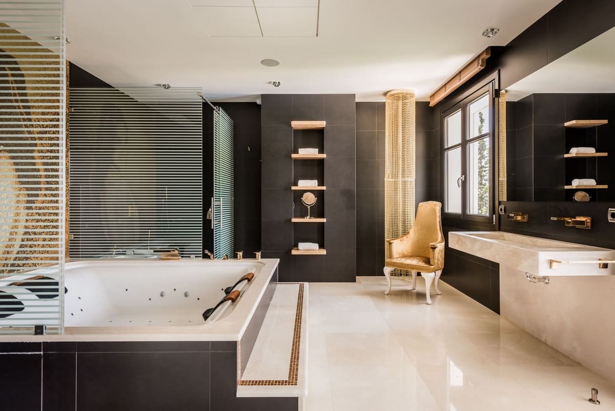 7 bedroom Villa for sale in Las Chapas with pool - € 9,500,000 (Ref: 9617993)