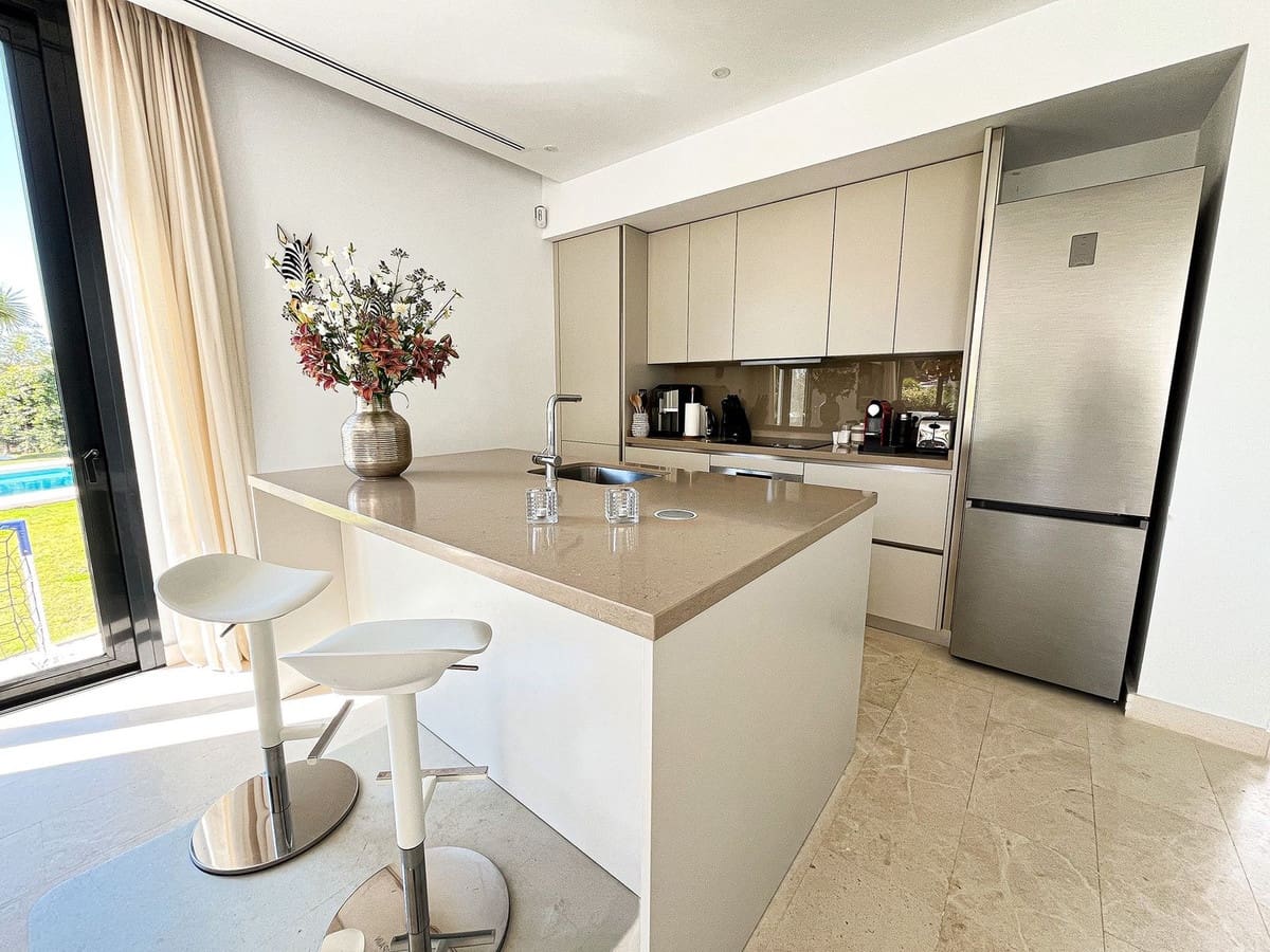 5 makuuhuone Paritalo myytävänä paikassa Cabopino mukana uima-altaan 
autotalli - 1 695 000 € (Ref: 9267756)