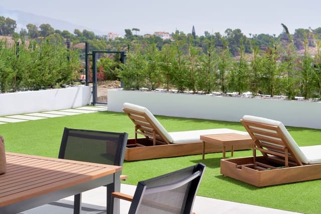 Apartamento de 3 habitaciones en Atalaya-Isdabe, Estepona en venta con piscina garaje - 732.000 € (Ref: 8604910)