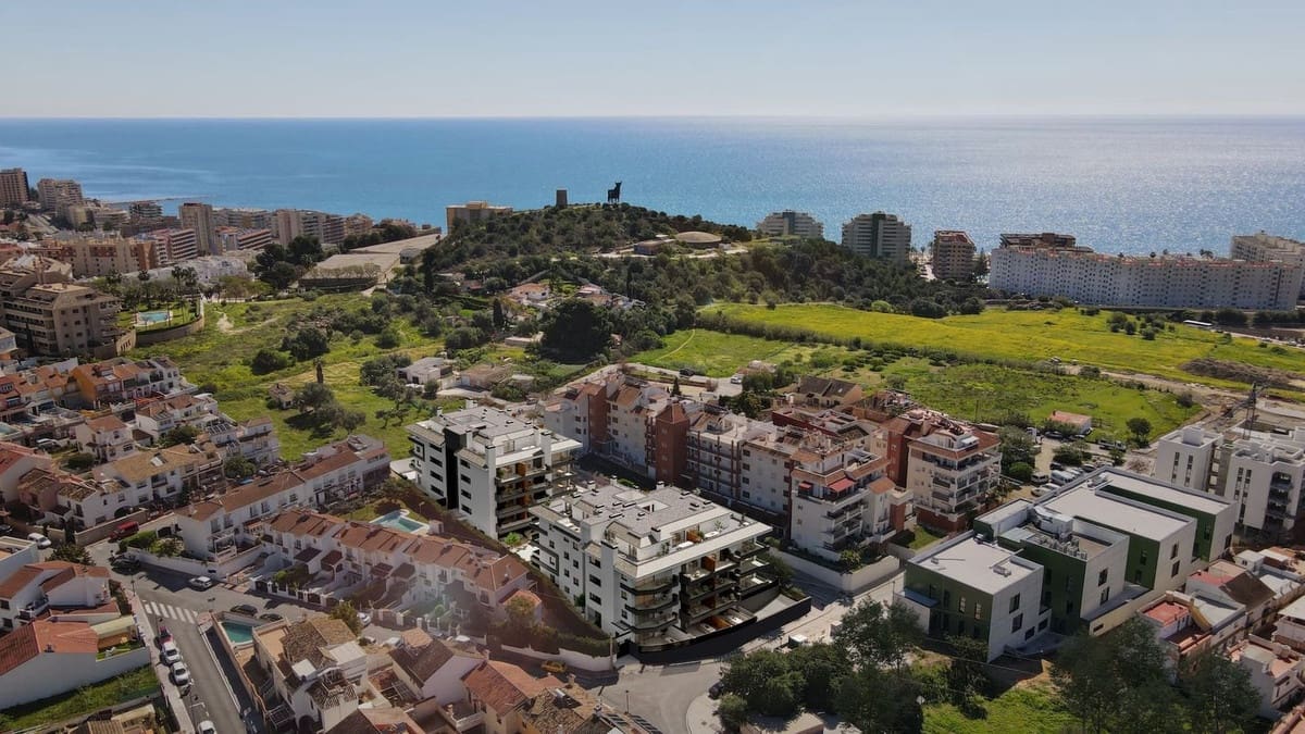 2 bedroom Apartment for sale in Fuengirola with pool garage - € 357,000 (Ref: 8619404)