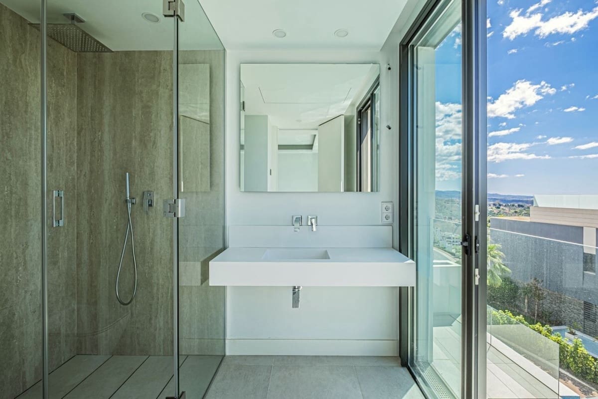 4 bedroom Villa for sale in Benahavis with pool - € 1,490,000 (Ref: 8677283)