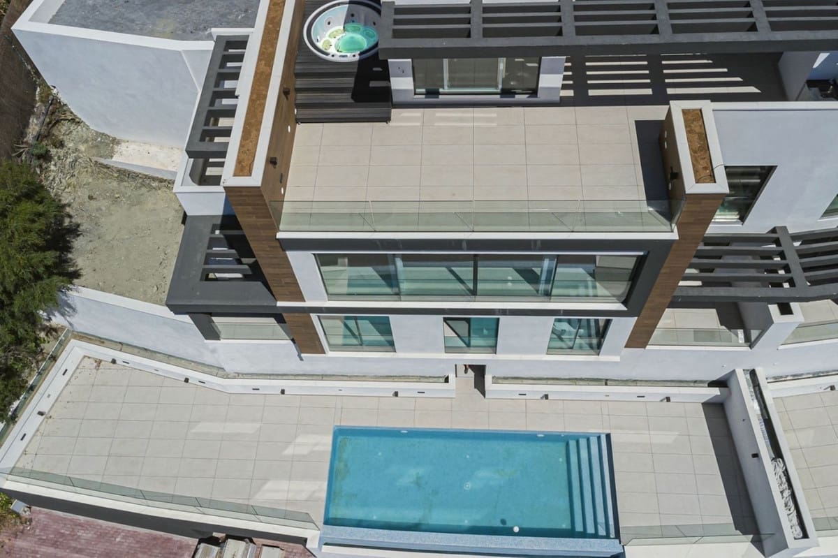 4 bedroom Villa for sale in Benahavis with pool - € 1,490,000 (Ref: 8677283)