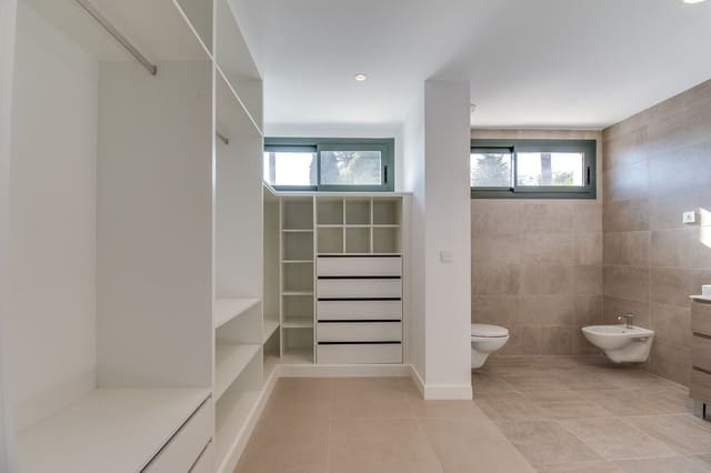 4 bedroom Villa for sale in La Duquesa / Puerto de la Duquesa, Manilva - € 1,065,000 (Ref: 9336880)