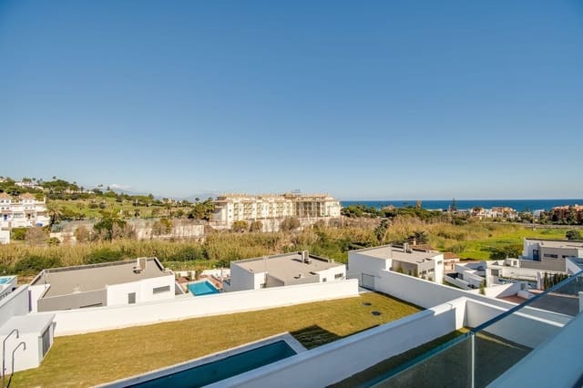 4 bedroom Villa for sale in La Duquesa / Puerto de la Duquesa, Manilva - € 1,065,000 (Ref: 9336880)