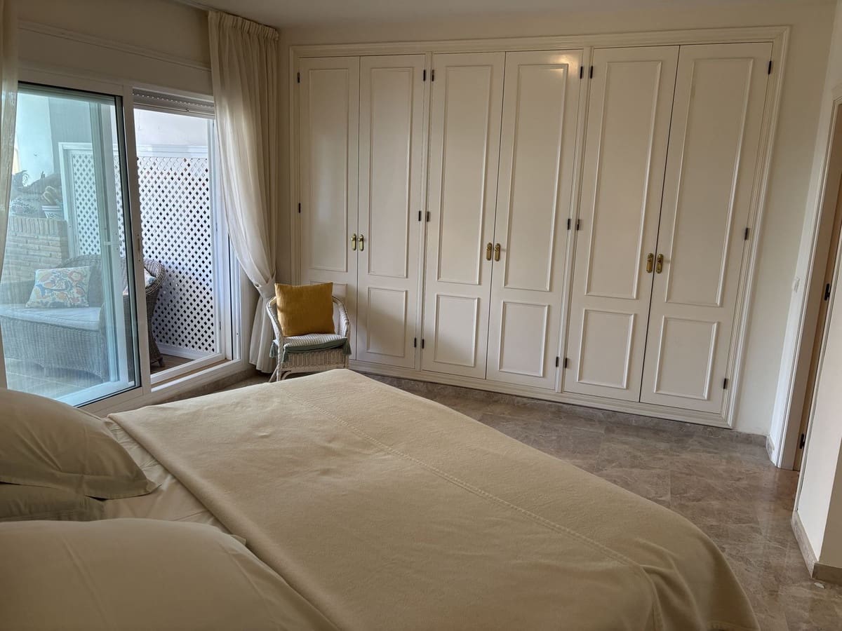 Apartamento de 3 habitaciones en Calahonda en venta con piscina garaje - 375.000 € (Ref: 9384048)