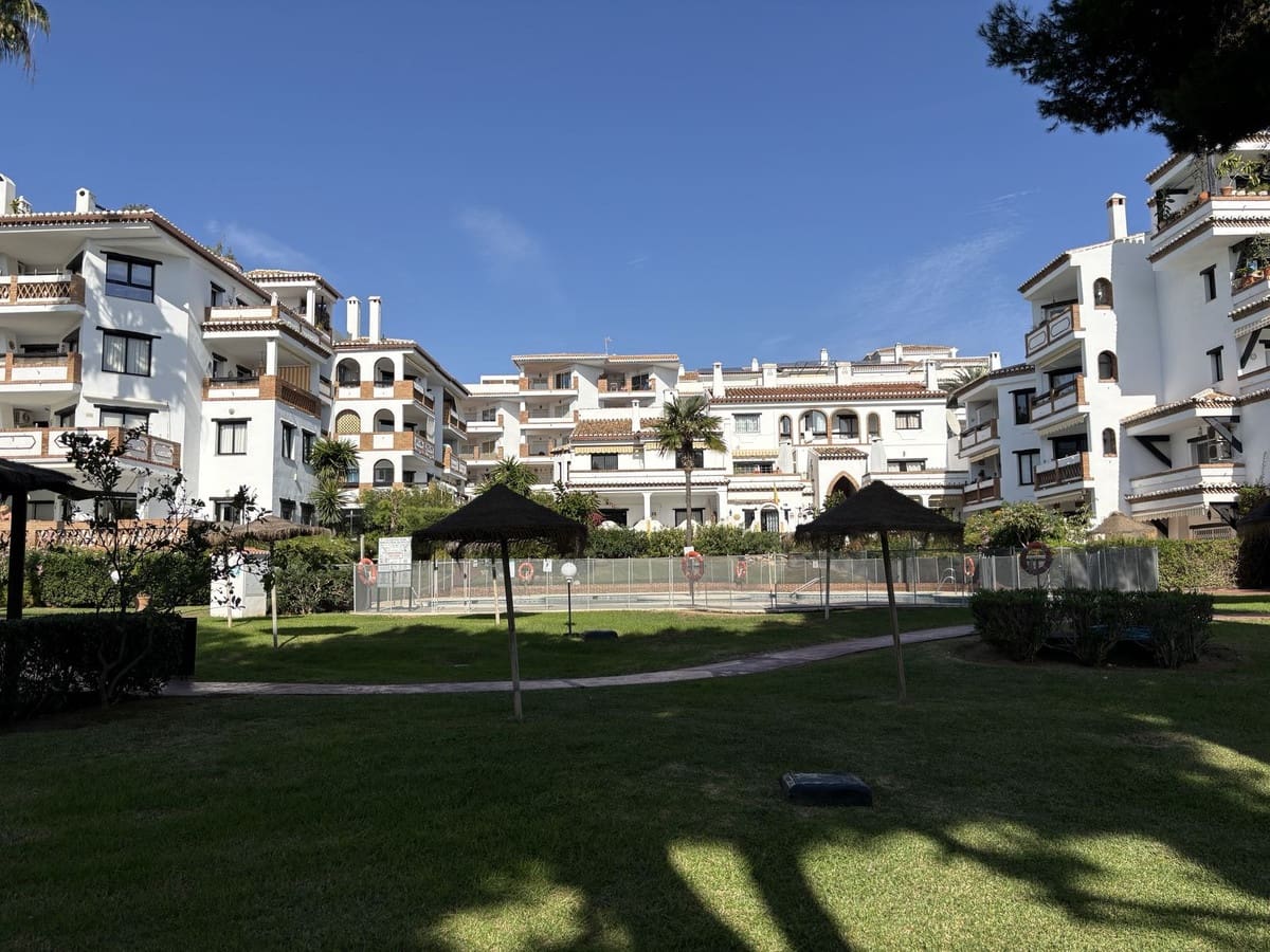 Apartamento de 3 habitaciones en Calahonda en venta con piscina garaje - 375.000 € (Ref: 9384048)