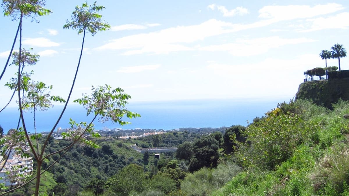 2 bedroom Apartment for sale in Calahonda with pool garage - € 325,000 (Ref: 9877510)