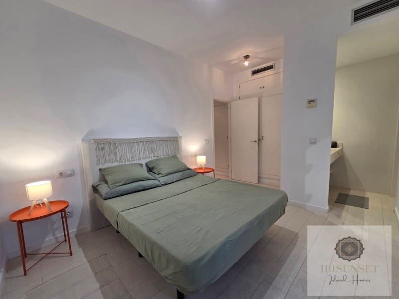 3 quarto Casa em Banda para arrendar em Cala d'en Bou com piscina - 3 500 € (Ref: 9291467)