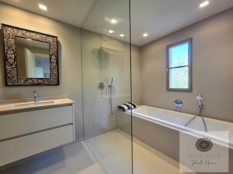 4 bedroom Villa for sale in Calas de Mallorca with pool garage - € 2,250,000 (Ref: 9686328)