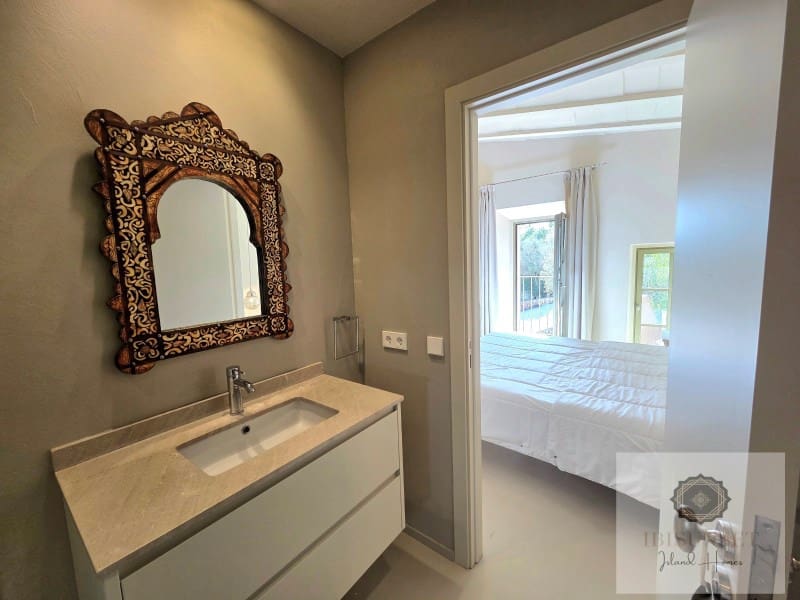 4 bedroom Villa for sale in Calas de Mallorca with pool garage - € 2,250,000 (Ref: 9686328)