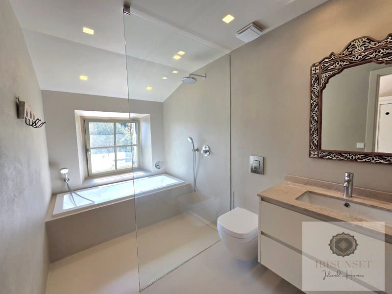 4 bedroom Villa for sale in Calas de Mallorca with pool garage - € 2,250,000 (Ref: 9686328)