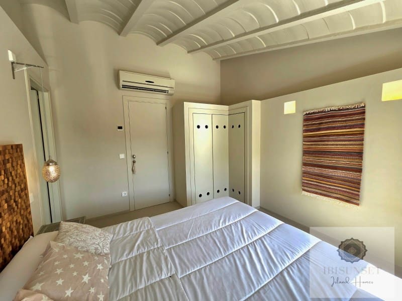 4 bedroom Villa for sale in Calas de Mallorca with pool garage - € 2,250,000 (Ref: 9686328)