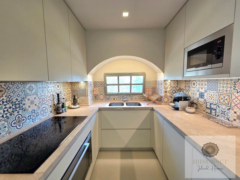 4 bedroom Villa for sale in Calas de Mallorca with pool garage - € 2,250,000 (Ref: 9686328)