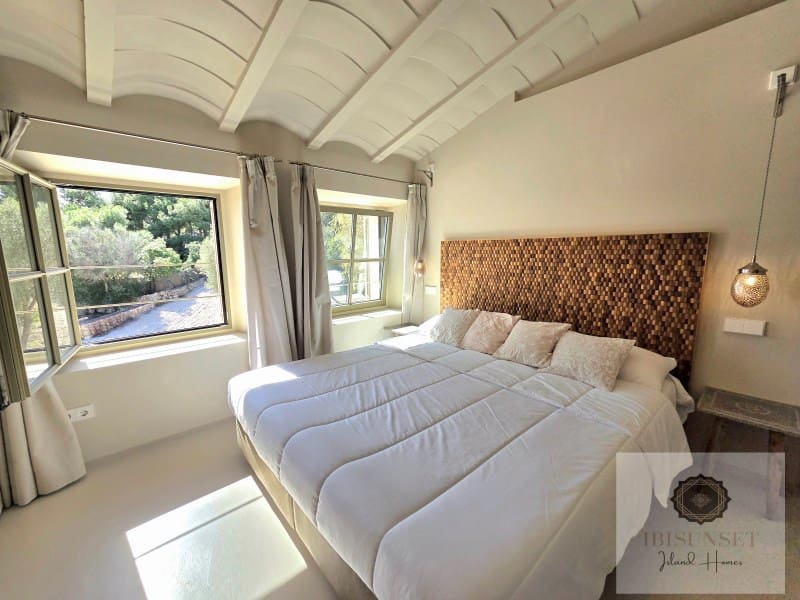 4 bedroom Villa for sale in Calas de Mallorca with pool garage - € 2,250,000 (Ref: 9686328)