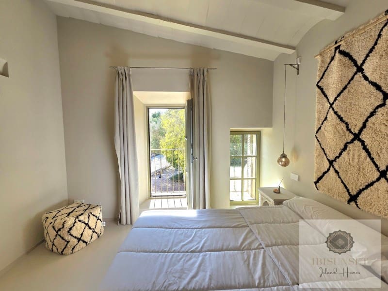 4 bedroom Villa for sale in Calas de Mallorca with pool garage - € 2,250,000 (Ref: 9686328)