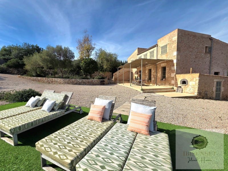 4 bedroom Villa for sale in Calas de Mallorca with pool garage - € 2,250,000 (Ref: 9686328)