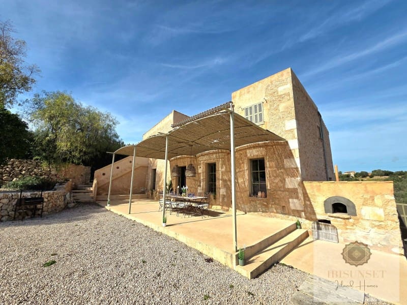 4 bedroom Villa for sale in Calas de Mallorca with pool garage - € 2,250,000 (Ref: 9686328)