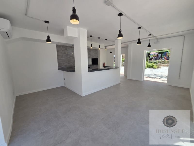 Commercieel te koop in Cala Vadella - € 1.320.000 (Ref: 9890296)