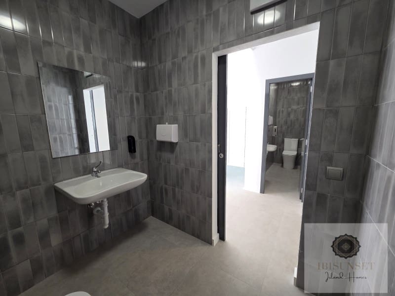 Commercieel te koop in Cala Vadella - € 1.320.000 (Ref: 9890296)