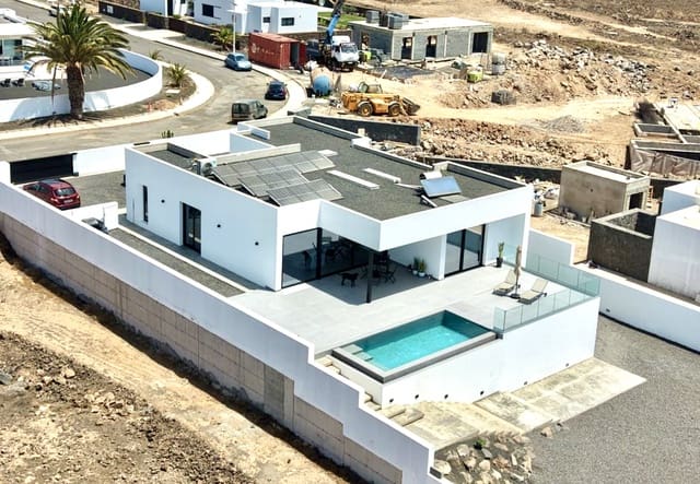 3 bedroom Townhouse for sale in Costa Teguise, Teguise with pool garage - € 880,000 (Ref: 10027594)