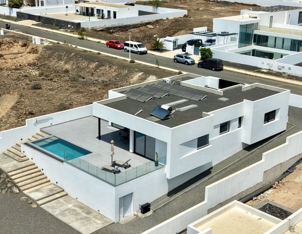 3 bedroom Townhouse for sale in Costa Teguise, Teguise with pool garage - € 880,000 (Ref: 10027594)