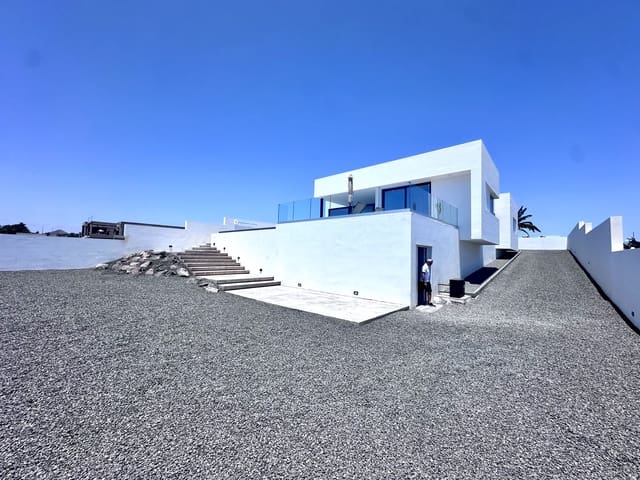 3 bedroom Townhouse for sale in Costa Teguise, Teguise with pool garage - € 880,000 (Ref: 10027594)