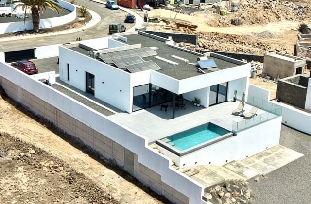 3 soveværelse Villa til salg i Costa Teguise, Teguise med swimmingpool garage - € 880.000 (Ref: 10027594)