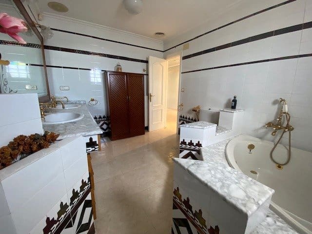 5 quarto Moradia para venda em Matola com piscina garagem - 462 000 € (Ref: 9367832)
