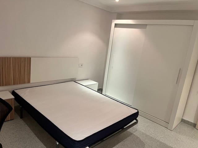 Appartement de 4 chambres à louer à Altabix, Elche / Elx - 320 € (Ref: 9367862)