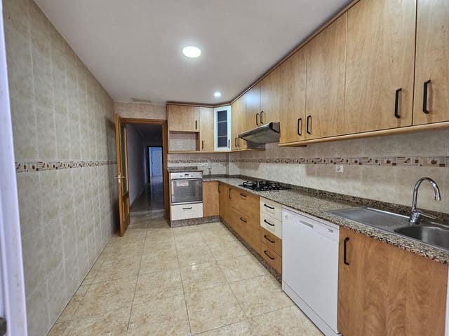 3 makuuhuone Asunto vuokrattavana paikassa Elche / Elx mukana 
autotalli - 850 € (Ref: 9367869)