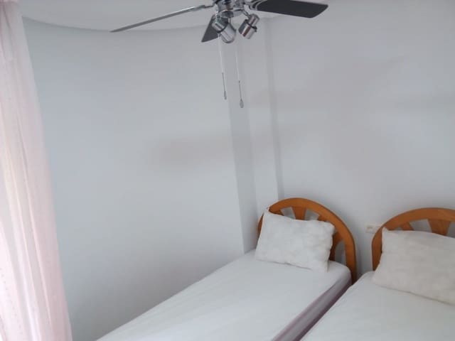 Bungalow de 4 habitaciones en Santa Pola en alquiler vacacional con piscina - 560 € (Ref: 9367897)