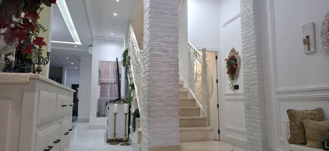 4 bedroom Townhouse for sale in Elche / Elx with garage - € 330,000 (Ref: 9406728)