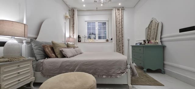 4 bedroom Townhouse for sale in Elche / Elx with garage - € 330,000 (Ref: 9406728)