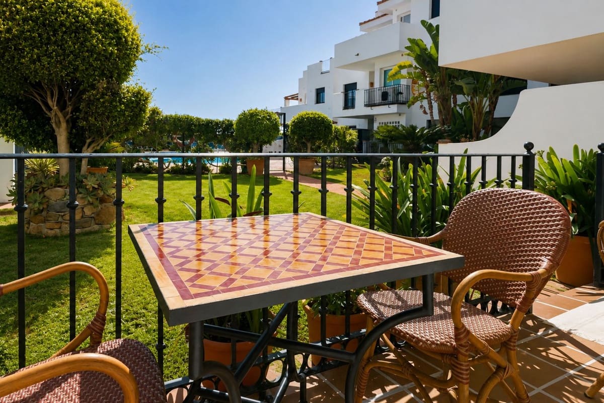 2 bedroom Apartment for sale in La Alcaidesa with pool garage - € 295,000 (Ref: 10000468)