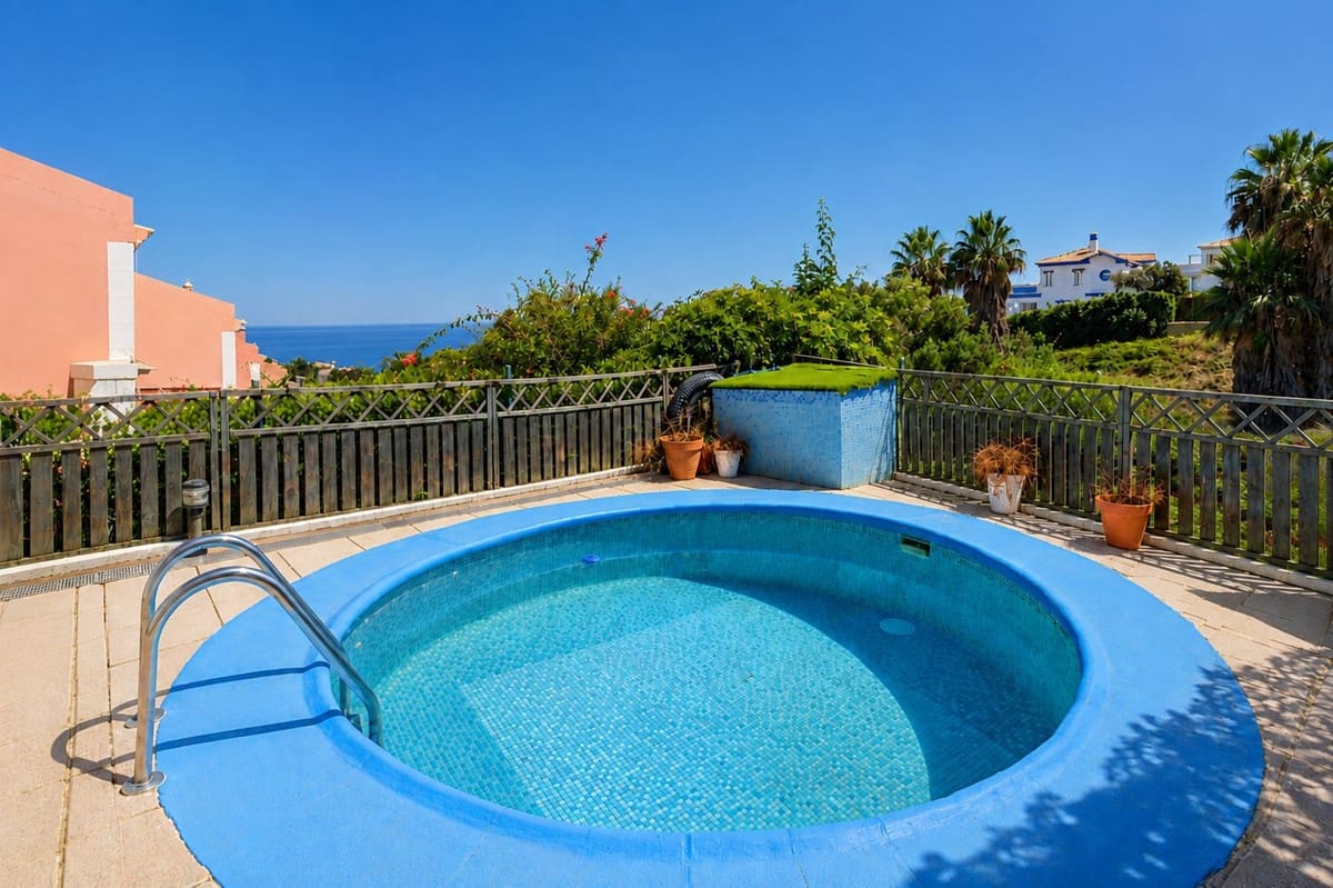 3 bedroom Townhouse for sale in La Alcaidesa with pool garage - € 325,000 (Ref: 10004583)