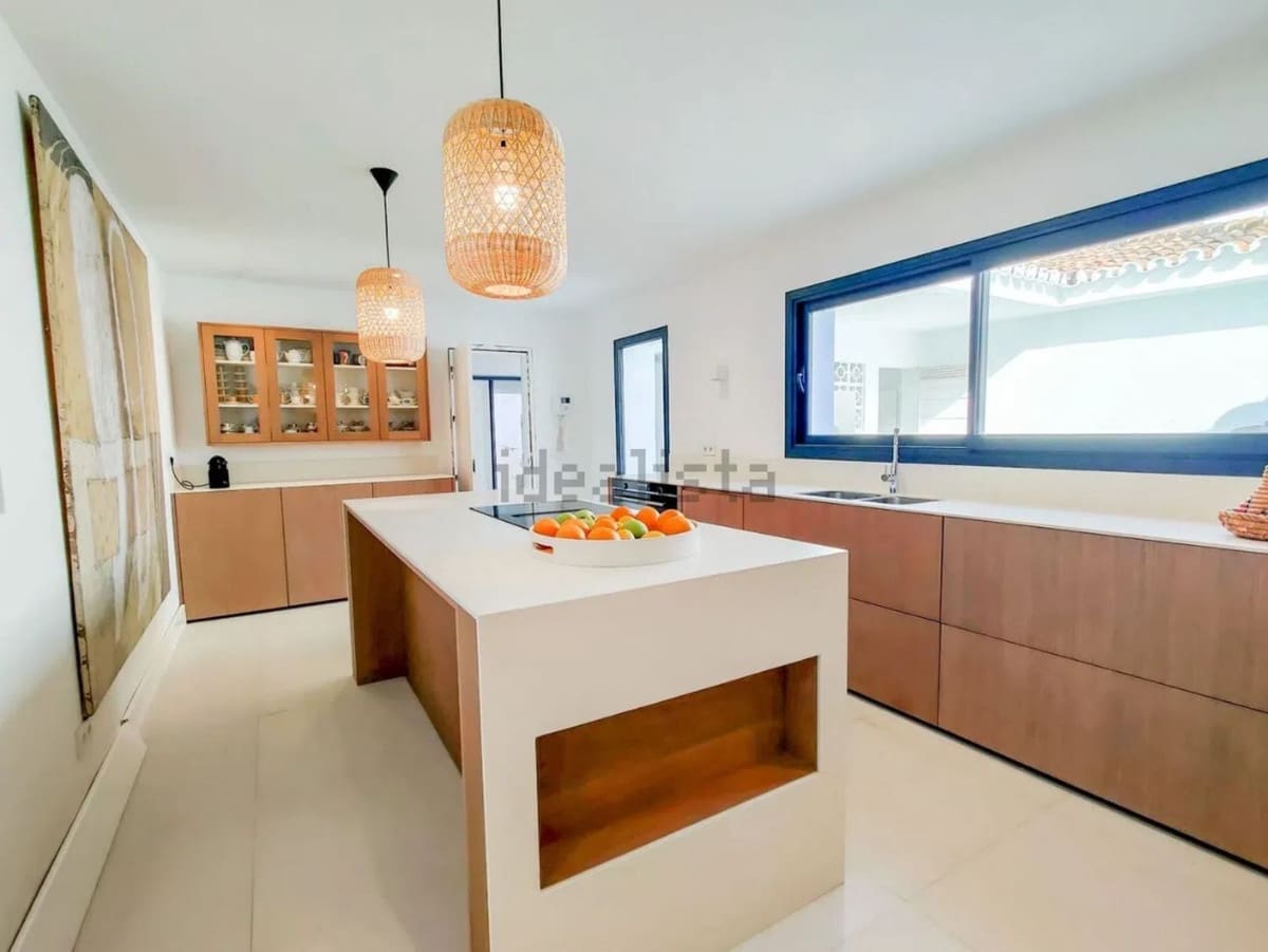 8 sypialnia Willa na kwatery wakacyjne w Estepona z basenem garażem - 15 000 € (Ref: 10012522)